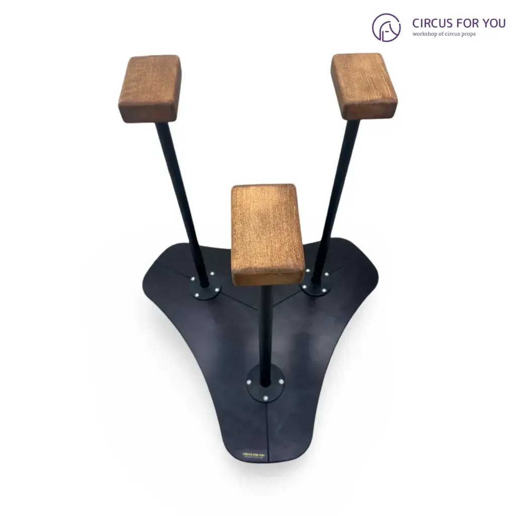 Акробатичні стійки "Трініті" на трикутній платформі