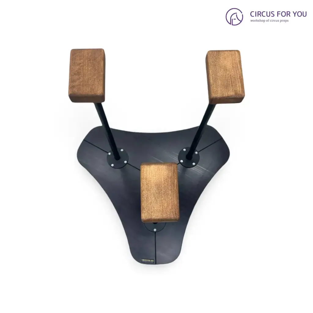 Акробатичні стійки "Трініті" на трикутній платформі