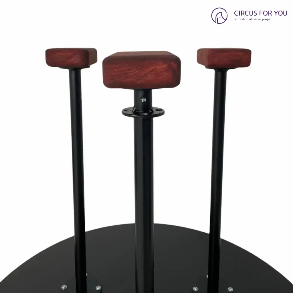 Акробатичні стійки на круглій платформі