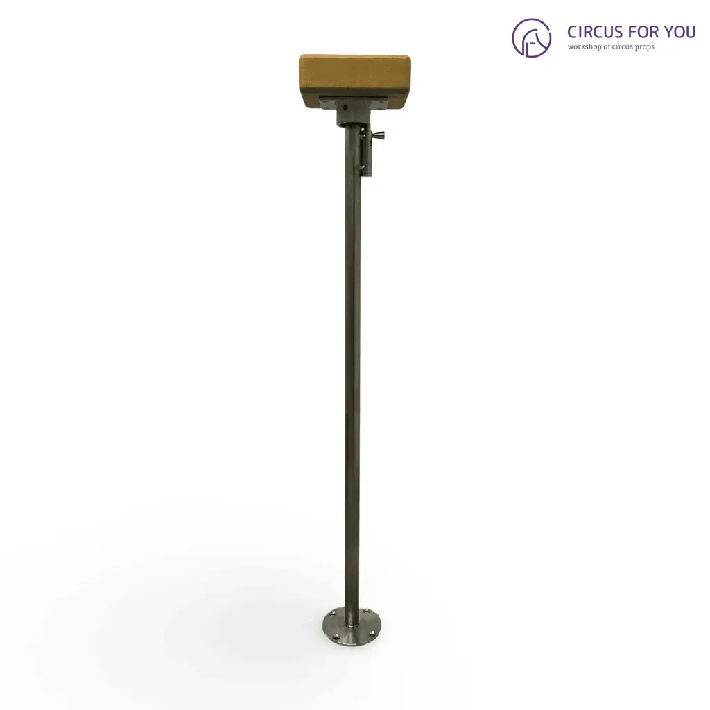 Тростини на трикутній стальній платформі