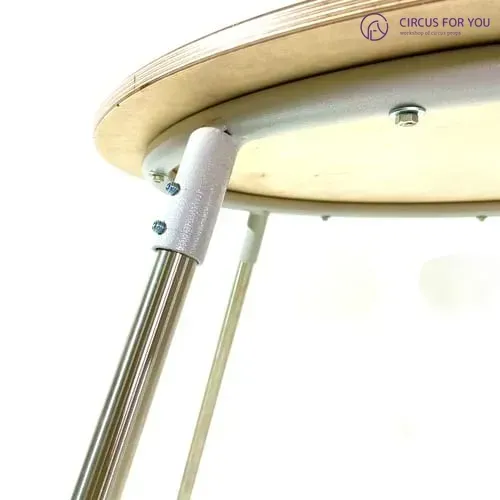 Стіл круглий для каучуку або еквілібру зі стальним каркасом