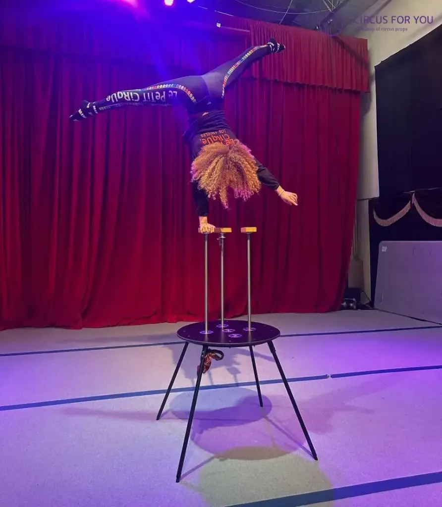 Цирковий реквізит - Стіл для Еквілібру з трьома тростями